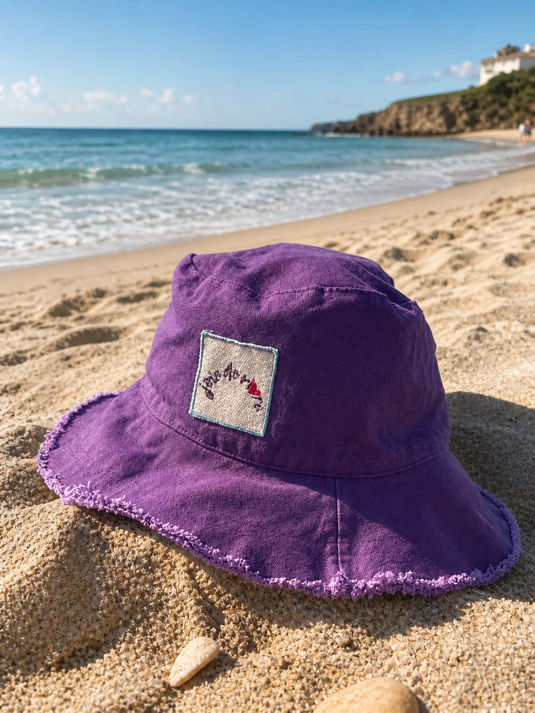 Sombrero bucket 20% algodon 80% acrilico,borde desflecado, con parche bordado. Color violeta. - Imagen 3